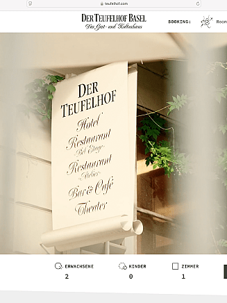 Restaurantsschild des Teufelhofs Schild mit Informationen zu Hotel und Restaurant im Teufelhof Basel.